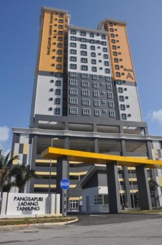 Seaside Haven Homestay Seaview Unit With Pool Opposite Ktcc & Mayang Mall - Pangsapuri Ladang Tanjung Куала-Тренгану Екстер'єр фото